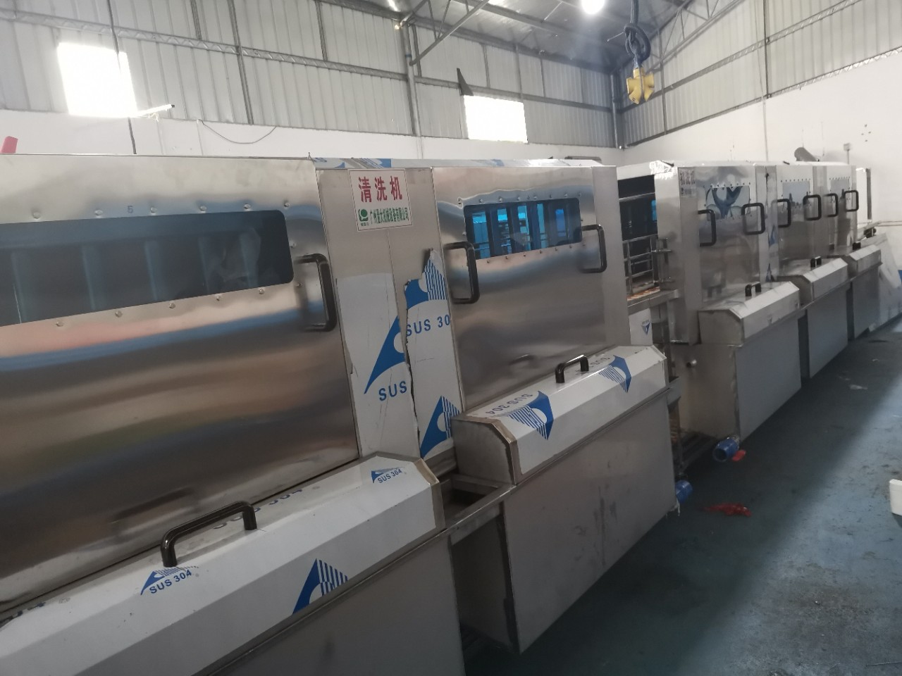 清洗机女人香水瓶清洗机化妆玻璃瓶清洗选广州量大机械更专业