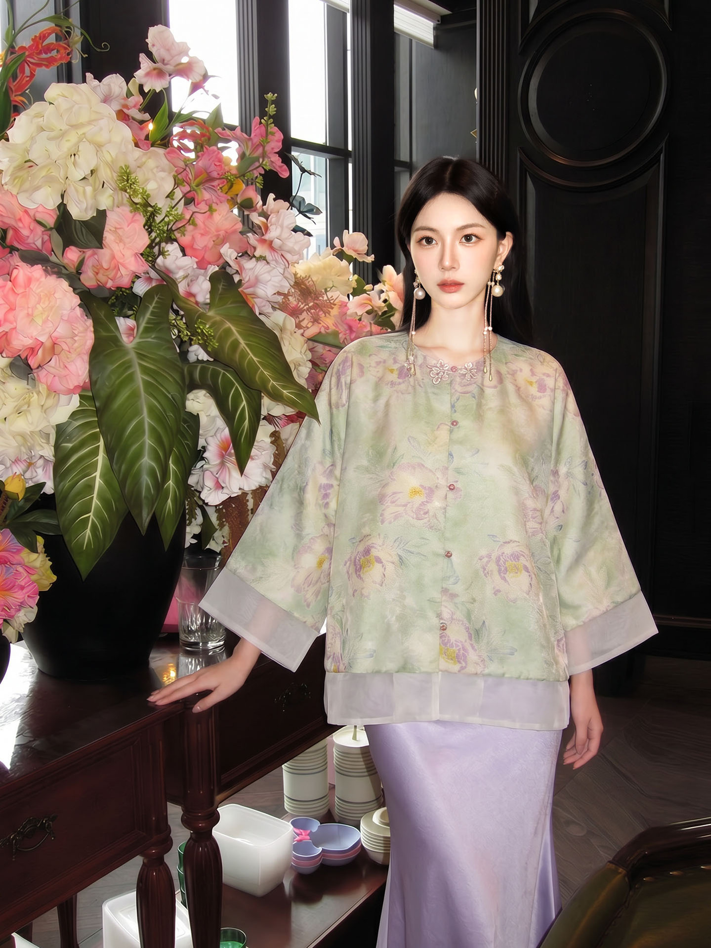 Bộ váy áo khoác và chân váy suông phong cách Tân Trung Hoa, chất liệu gấm thêu hoa văn, cổ áo cài khuy vải — Xuân Huy Xanh, bộ đồ, Màu tím nửa váy