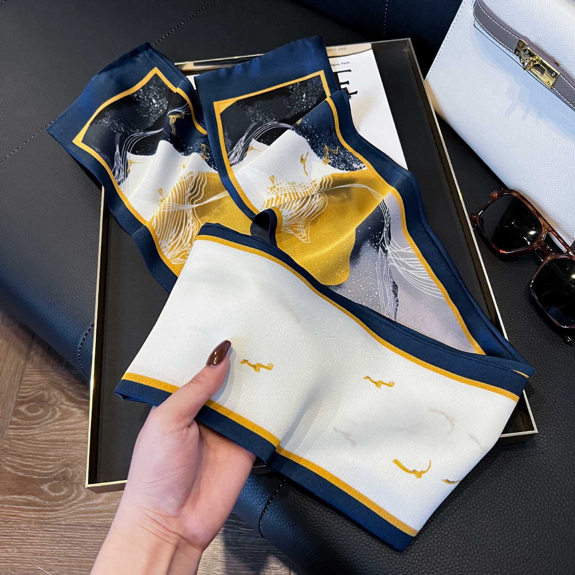 Nueva bufanda de seda pequeña banda larga estrecha para el cabello mujer estilo primavera y otoño moda madre bufanda estilo verano estilo fino serpentina bufanda al por mayor