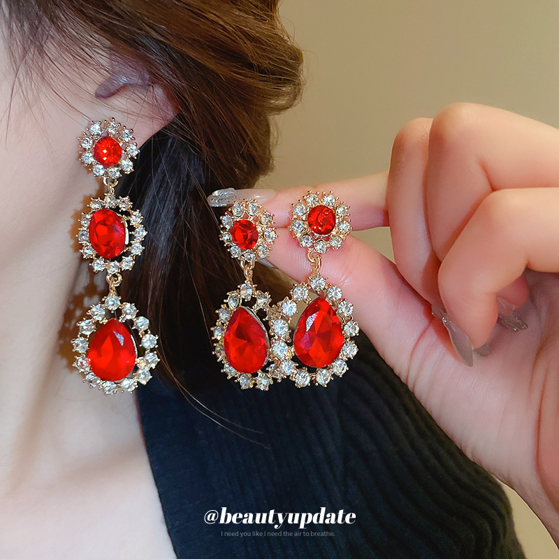 Pendientes de gota de agua de flores de diamantes de aguja de plata Pendientes de temperamento de nicho retro femenino Pendientes de personalidad de moda Lujo ligero Sentido de alta gama