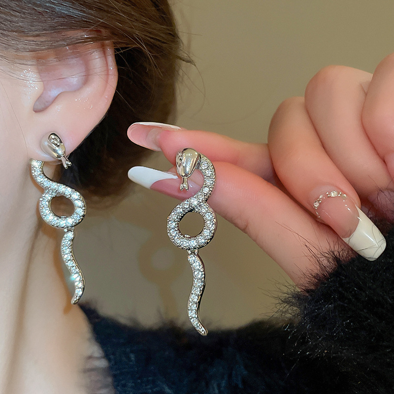 Boucles d'oreilles à tige en serpentine torsadée sertie de diamants pour la personnalité et le design des femmes_voghion.com