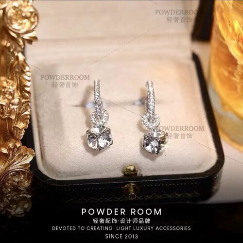 The same style of full-diamond earrings with flashing diamonds from all directions, earrings, niche light luxury three-dimensional earrings and earrings
