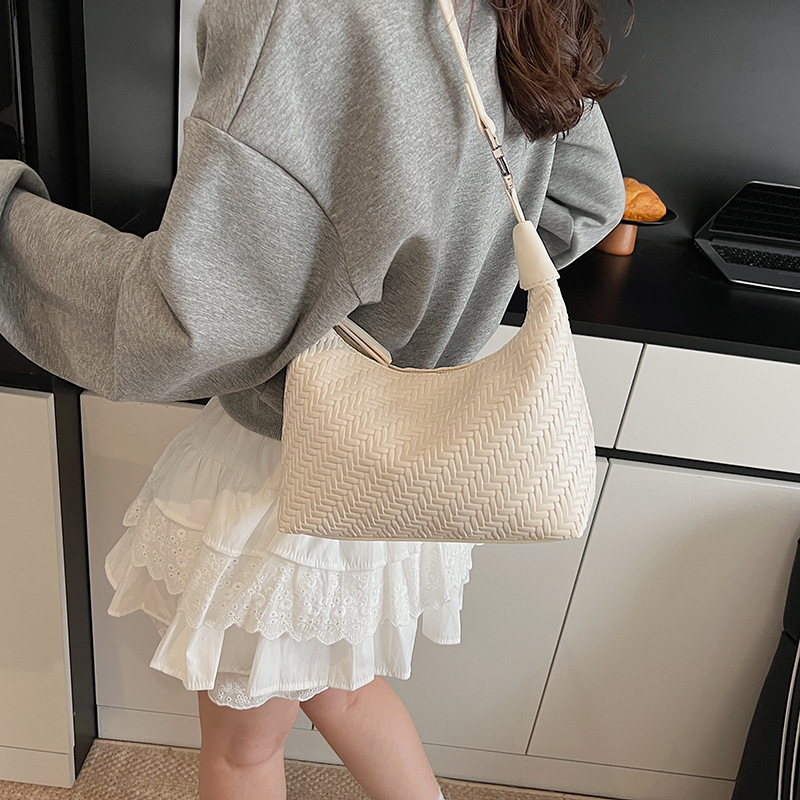 Bolsos populares de este año 2025 verano nuevo estilo bolso femenino casual tejido patrón bolso de hombro simple bolso de mensajero de viaje