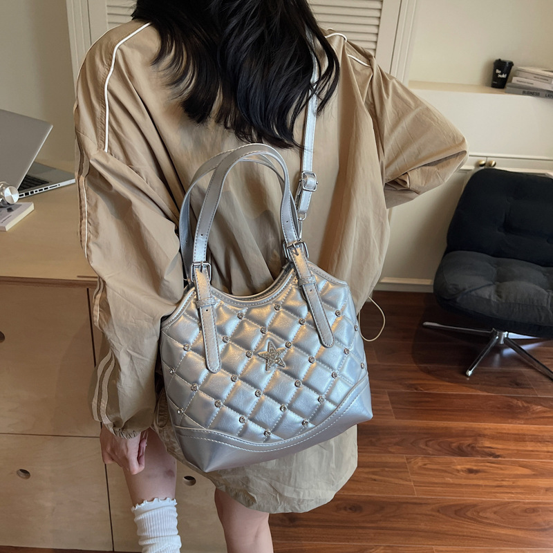 Bolso de remaches de moda de estilo extranjero para mujeres 2025 verano nuevo diamante versátil bolso de mochila súper caliente bolso de cubo