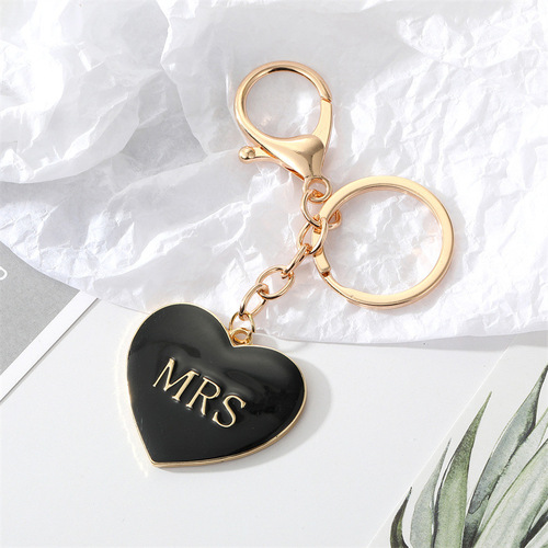 Korean simple personality alloy black and white peach heart keychain dripping oil letters MrMrs love bag pendant cross-border