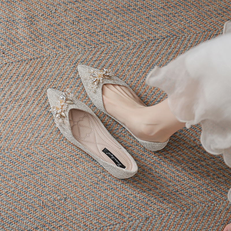 Gomeini 웨딩 슈즈 플랫 신부 신발 2025 웨딩 드레스 스커트 신부 들러리 뾰족한 발가락 부드러운 밑창 여름 신발 여성용