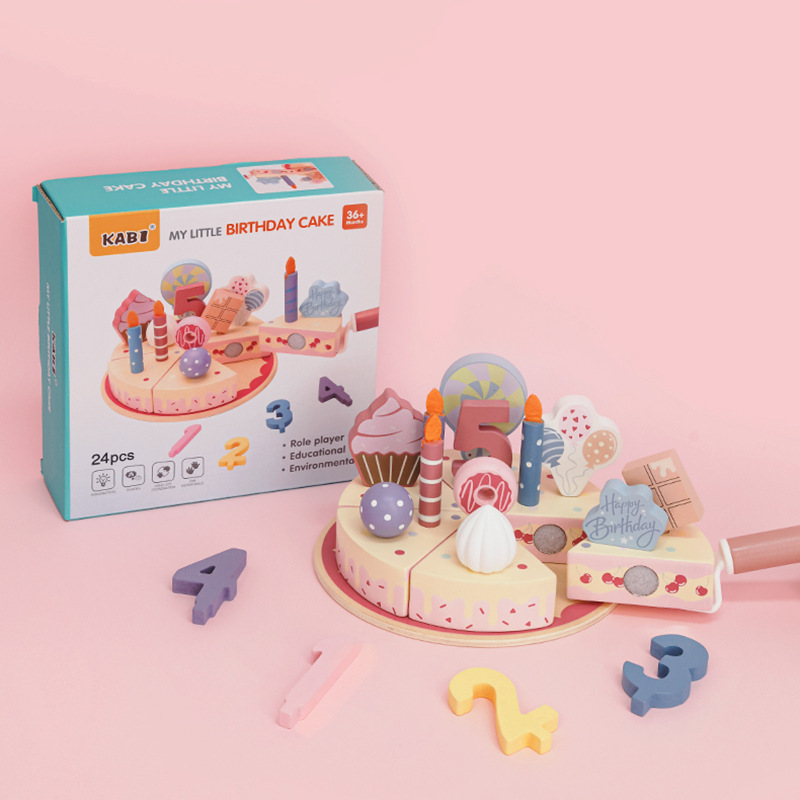 子供のおもちゃのプレゼントの赤ちゃんはままごとの誕生日のプレゼントのケーキをシミュレーションします。|undefined