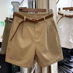 純綿の外は半ズボンの女性を着ています。