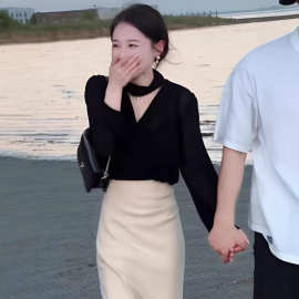 法式V领性感黑色设计感上衣衬衫+时尚显瘦气质通勤风包臀裙两件套