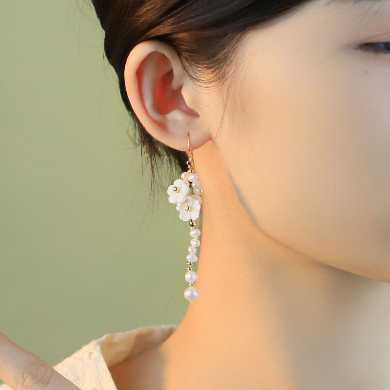 Flores de perlas naturales conchas de cobre pendientes de perlas retrógrados pendientes de perlas largos pendientes de perlas de alta calidad joyas de orejas de estilo general