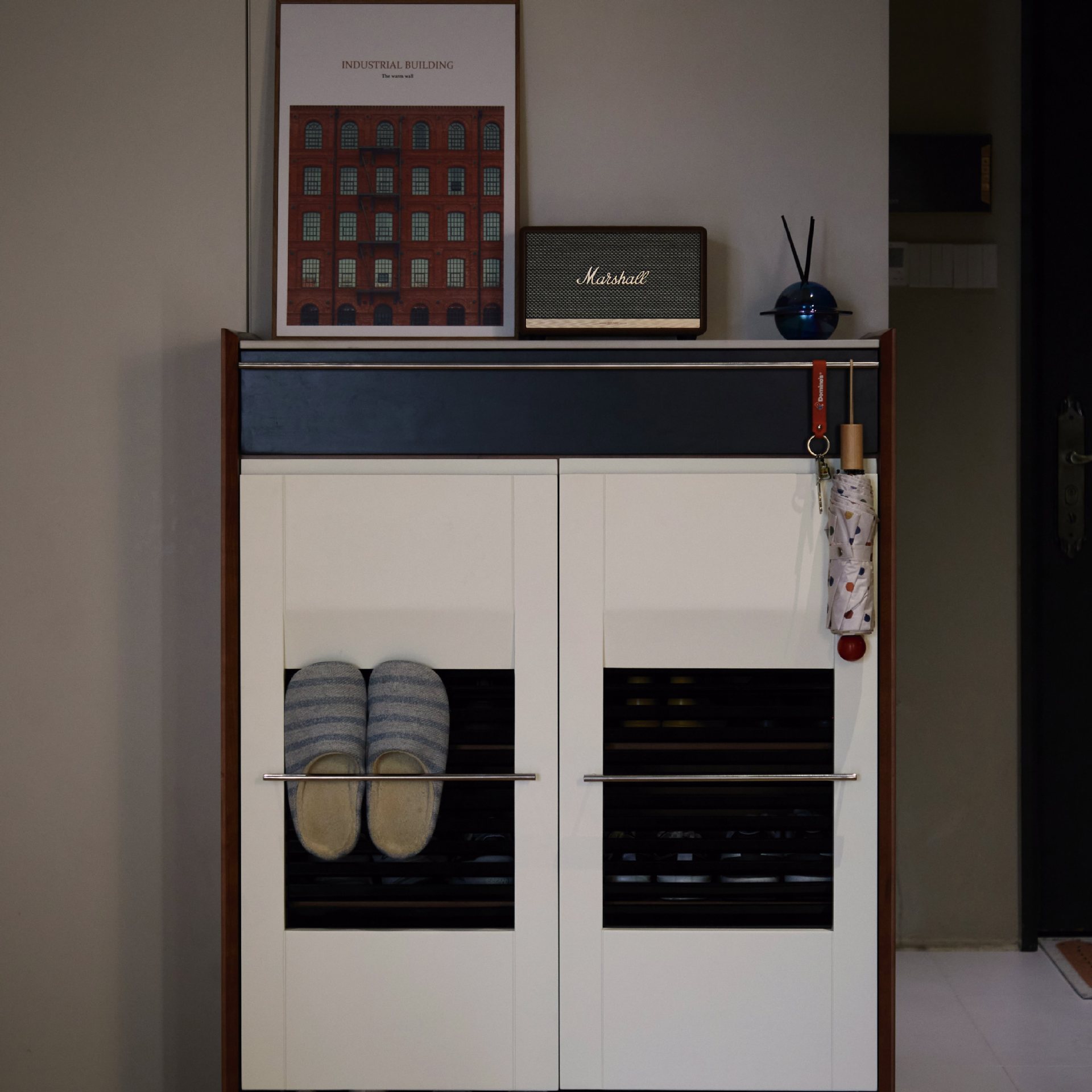 丨Latt Shoe Cabinet Vintage Bauhaus Solid Wood Entryway Cabinet Cherry Wood Small Apartment Retro Narrow Shoe Changing Bench J&