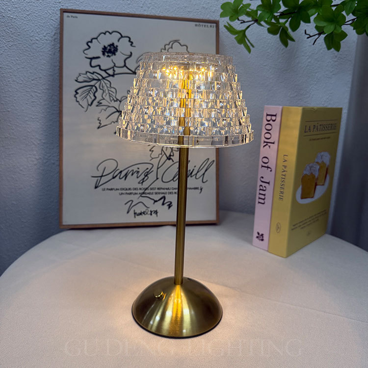 Luz nocturna de metal minimalista estadounidense transfronteriza usb touch recargable dormitorio decoración de bar atmósfera de escritorio lámpara de escritorio de cristal