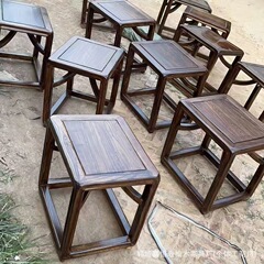 木の古い楡の木の玄関は靴の腰掛けを交換します。