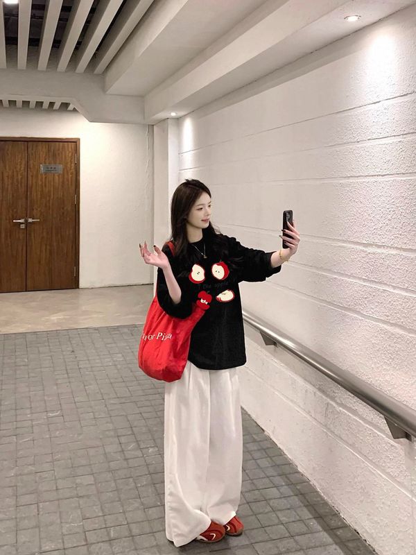 美式原创苹果印花长袖t恤女2025春秋新款宽松慵懒风设计感ins上衣|undefined