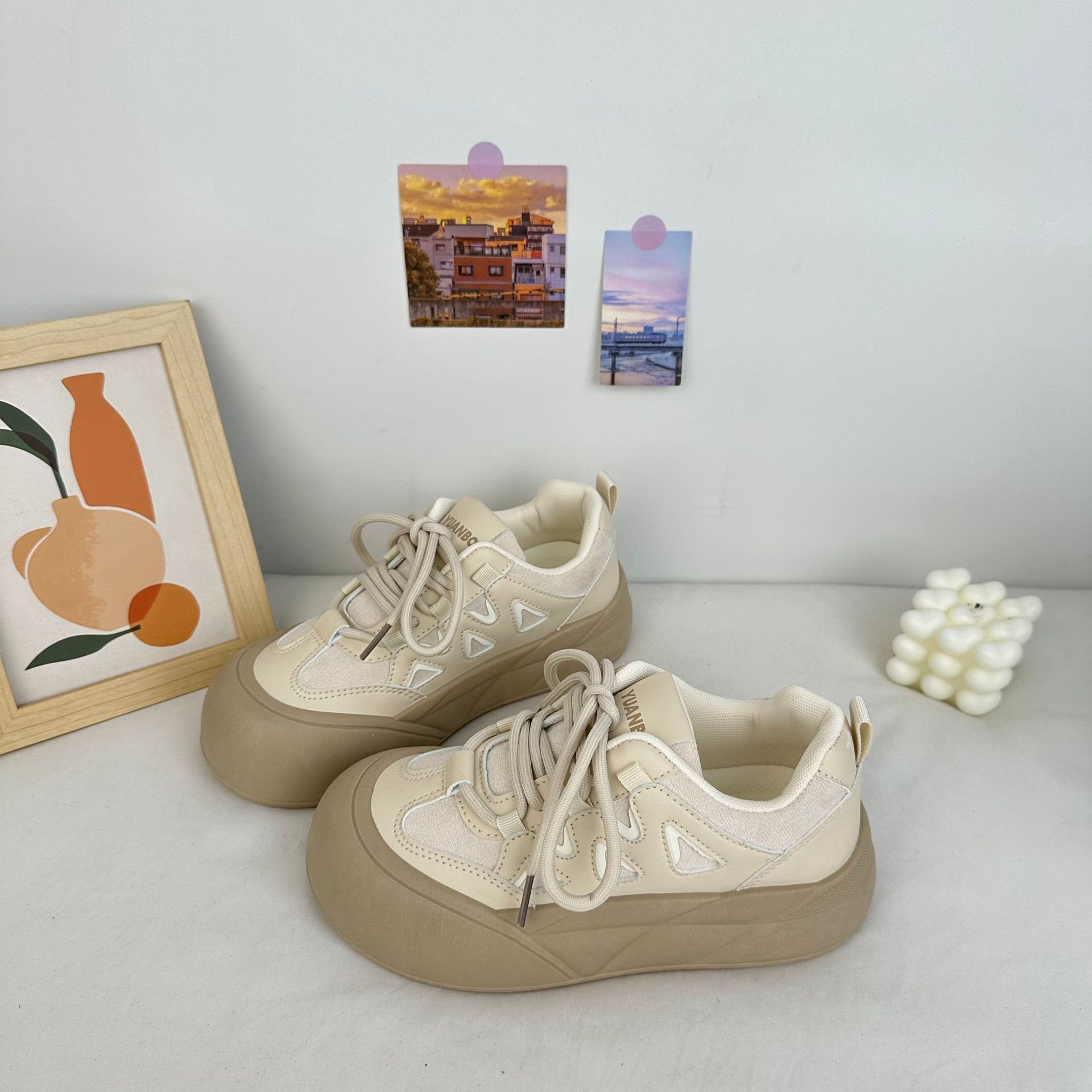 Yuanbo 2024 otoño nuevo estilo coreano universal zapatos de lona de suela gruesa para estudiantes de skate de altura zapatos de moda para mujeres