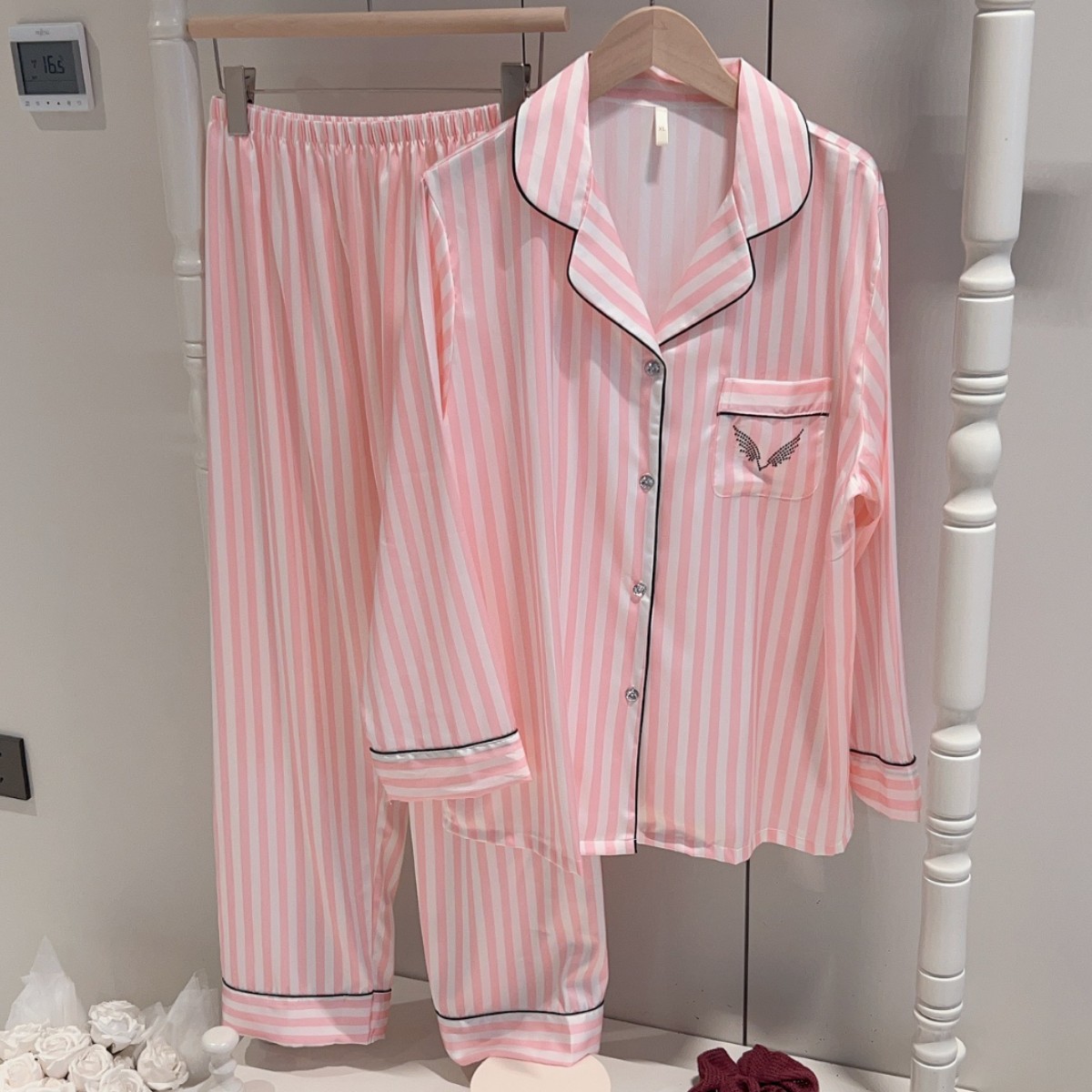 Qadın üçün ipək pijama dəsti - çəhrayı zolaqlı, uzun qollu