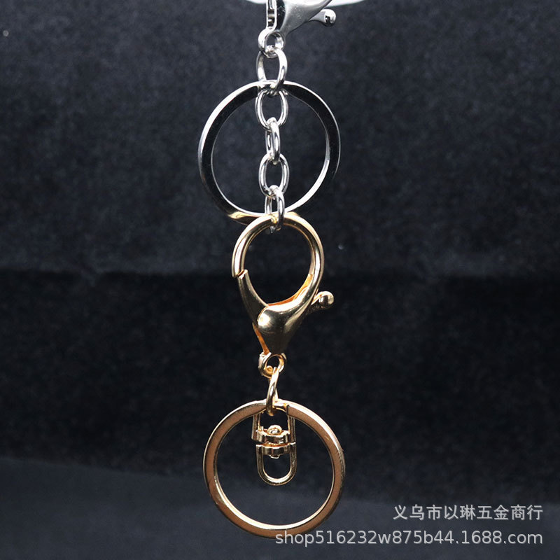金属メッキのロブスターの鍵は腰の間の掛け物を掛けます。|undefined