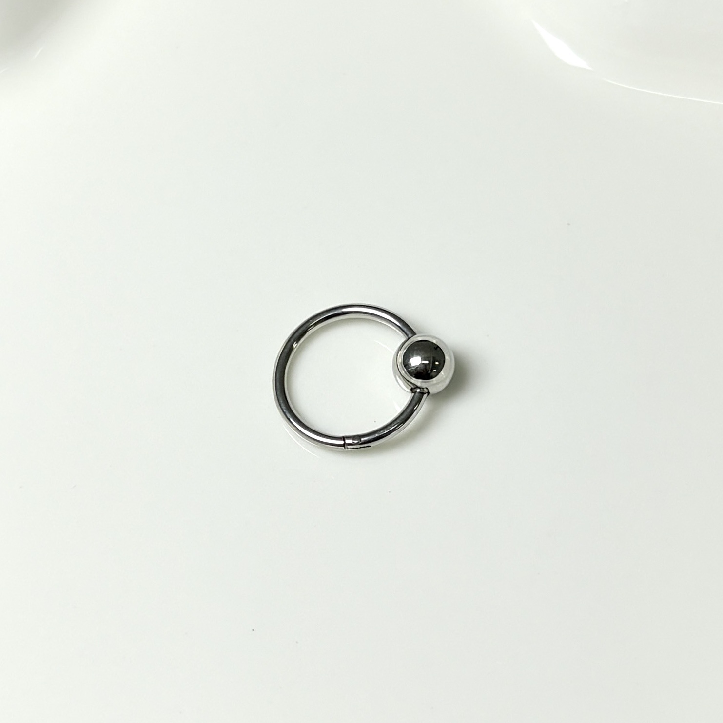 16G labret stud size and finish detail