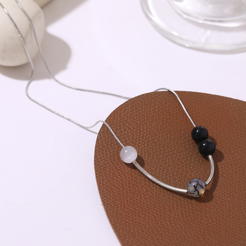 Collana sottile minimalista con perle di calcedonio nero_voghion.com