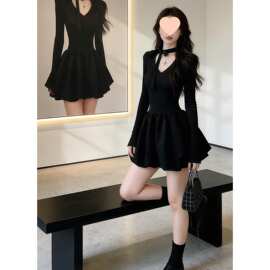 法式赫本风黑色连衣裙子女冬2026新款感气质内搭打底早春短裙