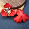 Dyed red three-petal flower + three-color pearls on gold background