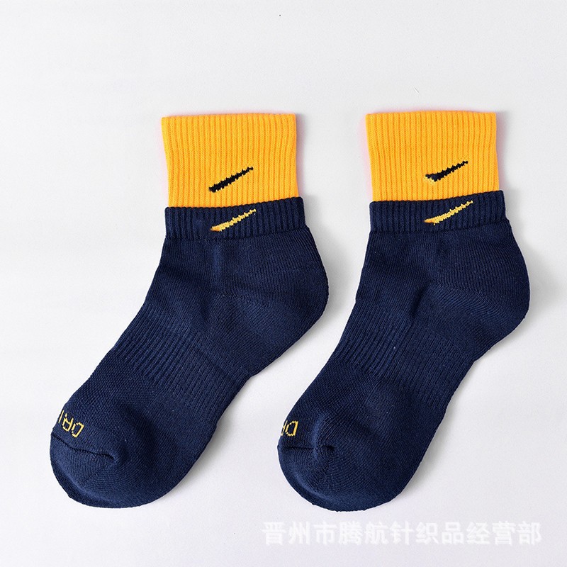 蘇万ナイキの靴下のカラーの二重は男女の中で長い筒のタオルの底のスポーツの靴下をつなぎ合わせてバスケットボールの靴下を走ります。