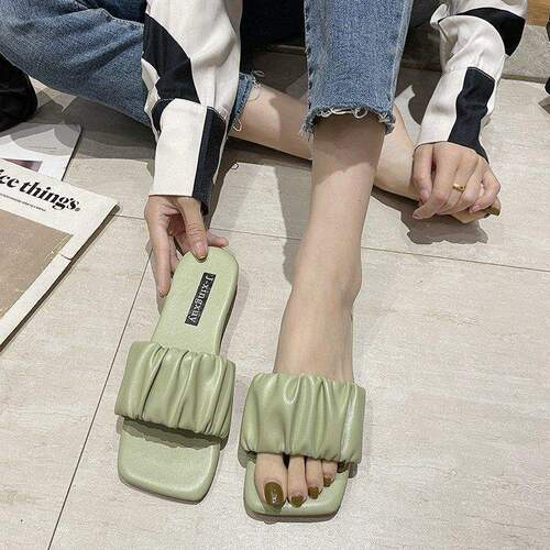 Super soft slippers for women, summer fashionable all-match flat square head wrinkled sandals, net red, super hot sandals, women's shoes