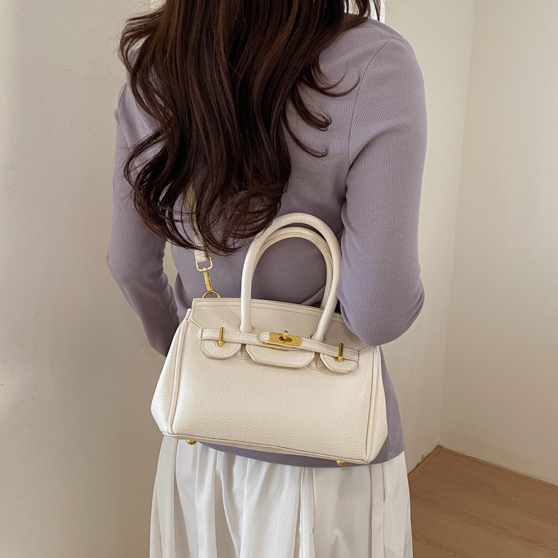 Textura de nicho de diseño de platino de mujer 2026 nuevo estilo simple de moda diaria de un solo hombro bolsa de tramo inclinada image 3