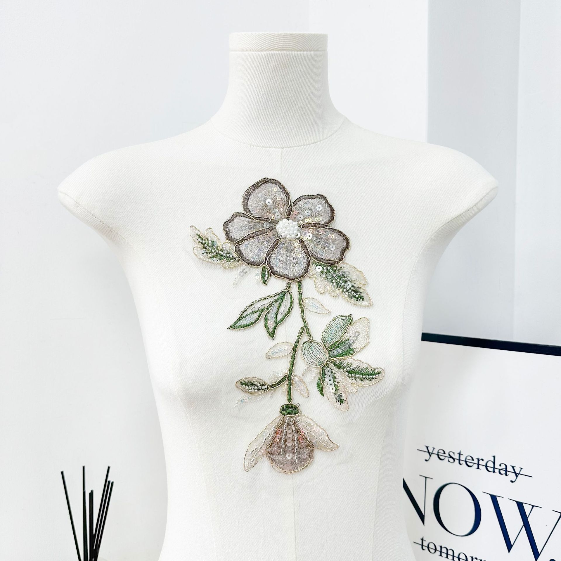 Hecho a mano de encaje cuentas bordadas parches de flores tricolores clavos de tela cuentas de ropa accesorios de decoración DIY