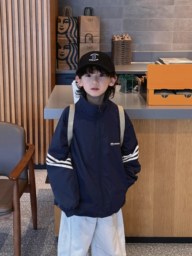 Ropa infantil otoño de 2025 nuevo estilo para niños, niños de tamaño mediano, estilo coreano, chaqueta de cuello vertical con rayas de color contraste, ropa de asalto para niños image 3