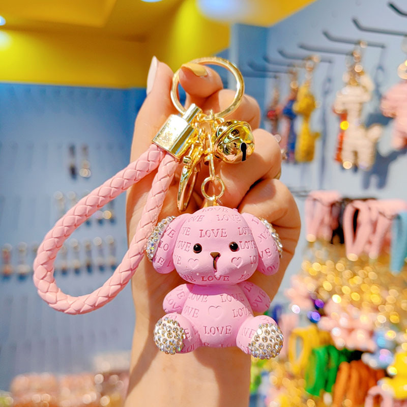Cute llavero de dibujos animados mujeres diamantes letras perros automóviles colgantes pareja llavero bolsos de estudiantes colgantes al por mayor