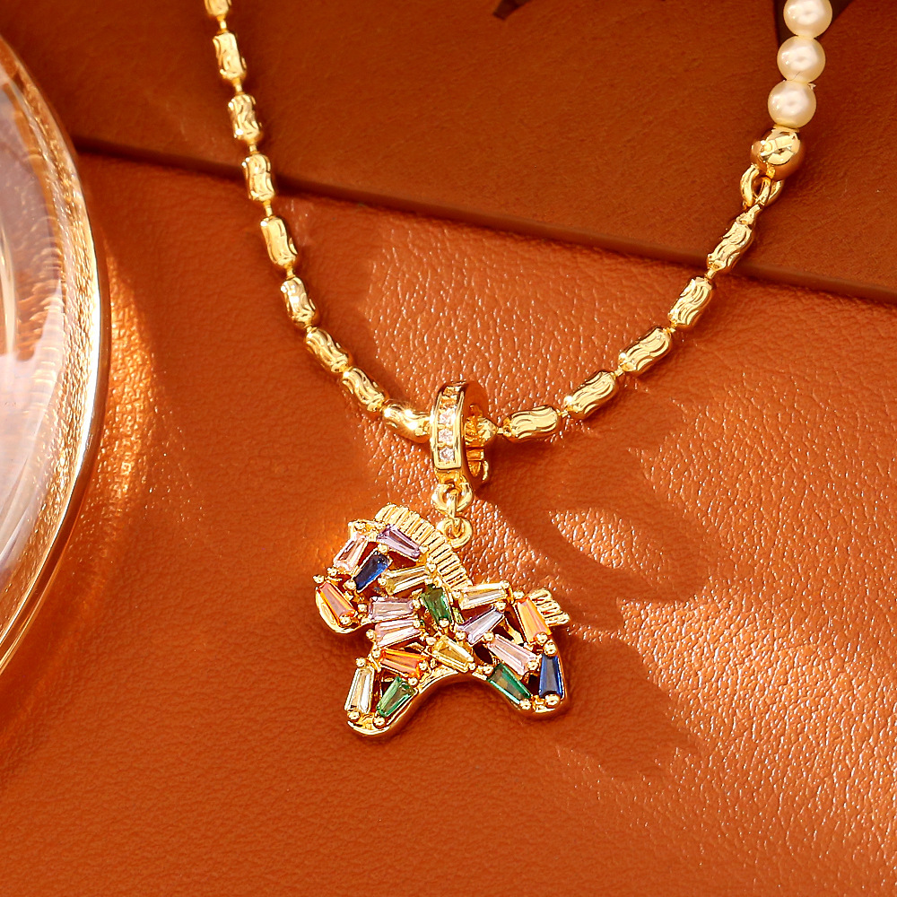 Colar com pingente de pérola e zircônia colorida mulher outono_voghion.com