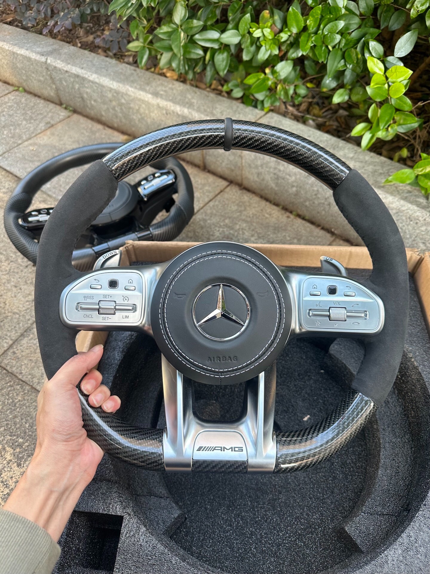 Suitable for Mercedes-Benz steering wheels of A-Class, C-Class, E-Class, and ML models; used for upgrading and modifying older models to newer ones; AMG carbon fiber steering wheel assembly