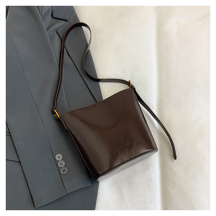 This year, the retro and fashionable women's 2024 new models are popular. This year, single-shoulder crossbody bags, large-capacity hand-held bucket bags, and cross-border bags are all in vogue undefined