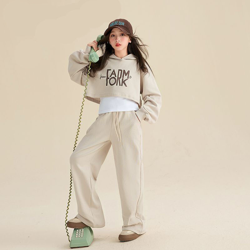Traje de otoño para niñas, celebridad de Internet 2024, nuevo estilo, moda occidental, suéter de manga larga casual coreano de tres piezas