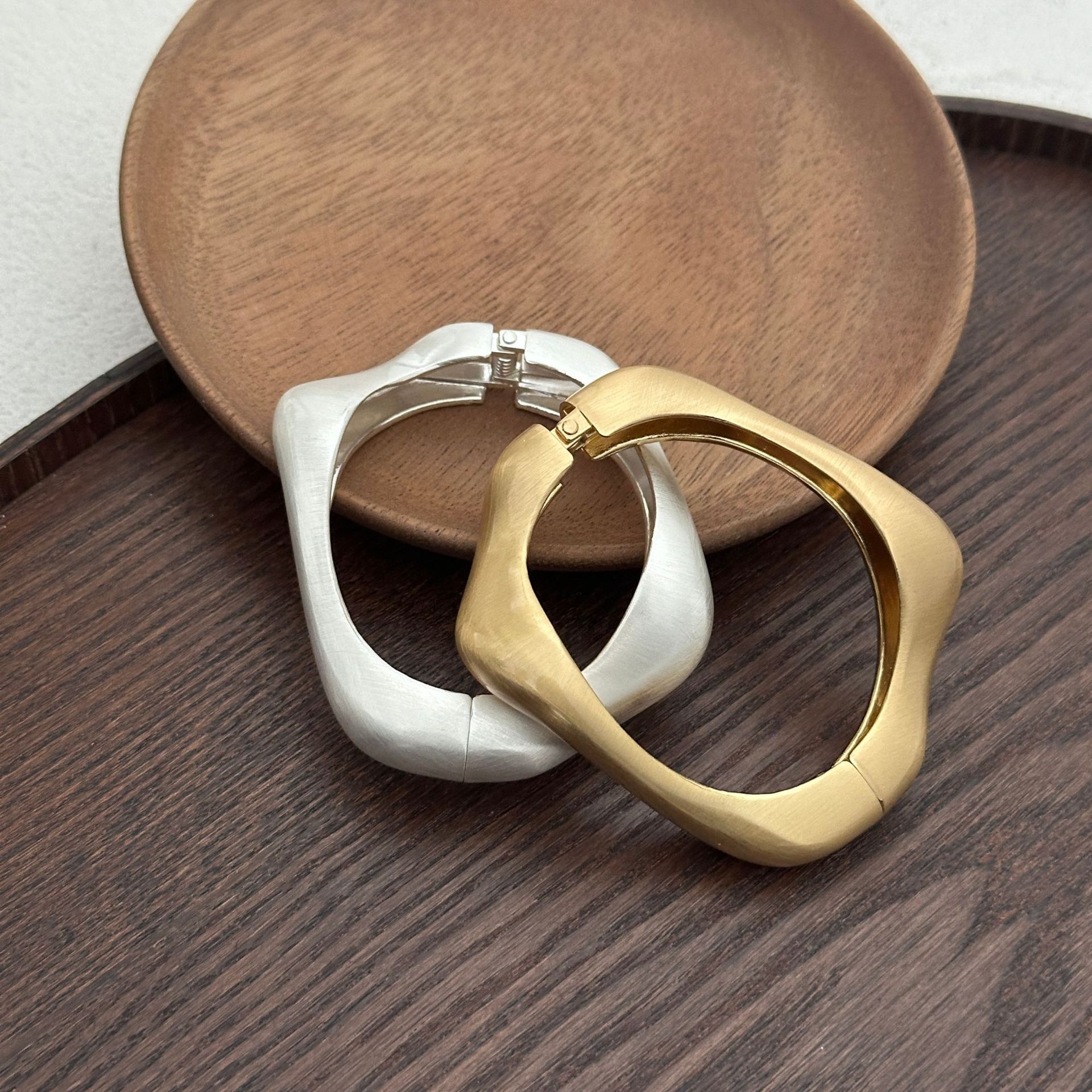 65g Weight Bangle Classification Alloy Chain Material 1 Piece Quantity Casual, Daily Occasion Alloy Material Solid Color Pattern Women's Gender Plating Design Elegant, Vintage Style Style Coffee, Gold Color Elegant Vintage Style Solid Color Alloy Wholesale Bangles 13