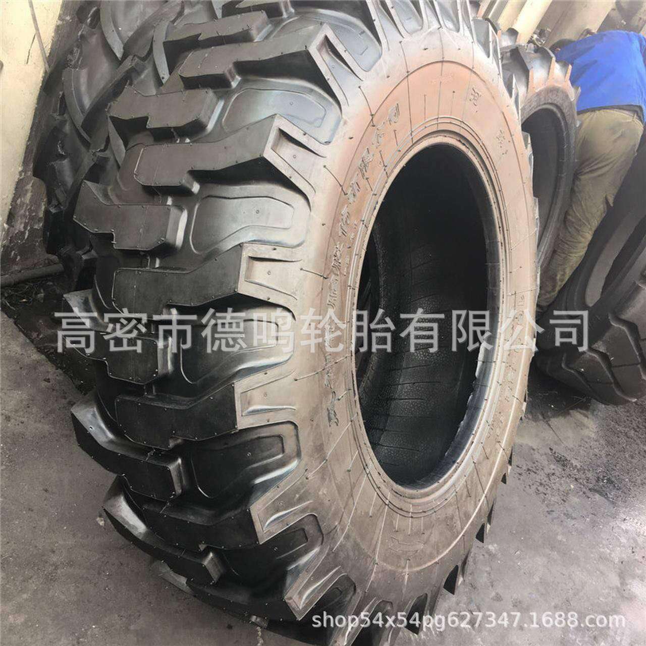 Neumático de espiga encriptado 16,9-28 neumático de espiga agrícola de alta potencia tractor rueda delantera engrosamiento de neumáticos