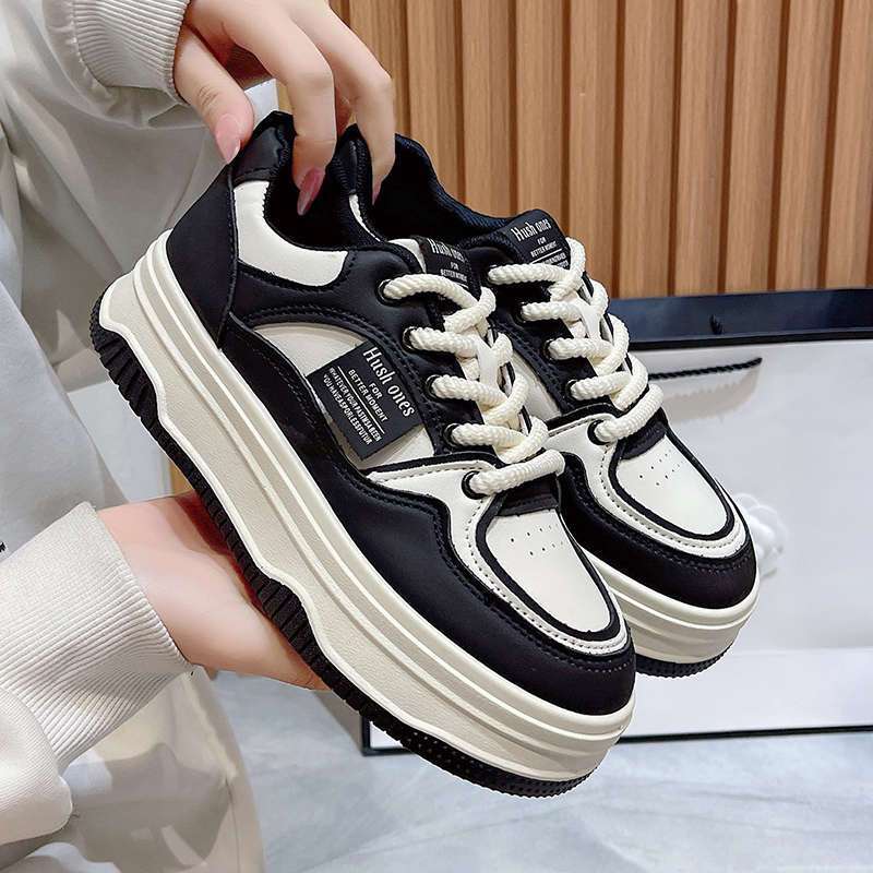 Zapatos pequeños blancos de primavera para mujeres 2024 nuevos zapatos de suela gruesa de muffins de estilo universal pandas de zapatos deportivos casuales de mujer