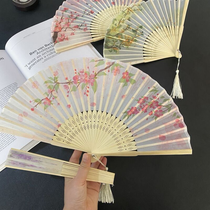 新しい中国式の折り畳み扇子の古風な夏の漢服の女性のチャイナドレスのダンスの扇子は携帯して写真を撮ります。|undefined