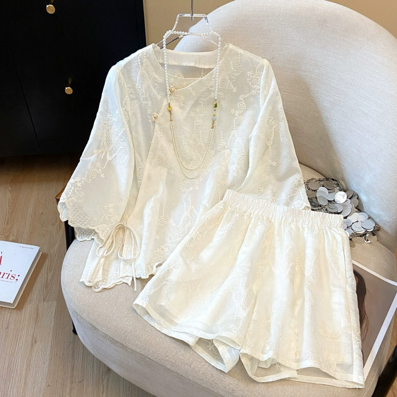 Фото реального образца нового летнего костюма в китайском стиле 2025 года, элегантного и высококачественного комплекта из рубашки и шорт с вышивкой.