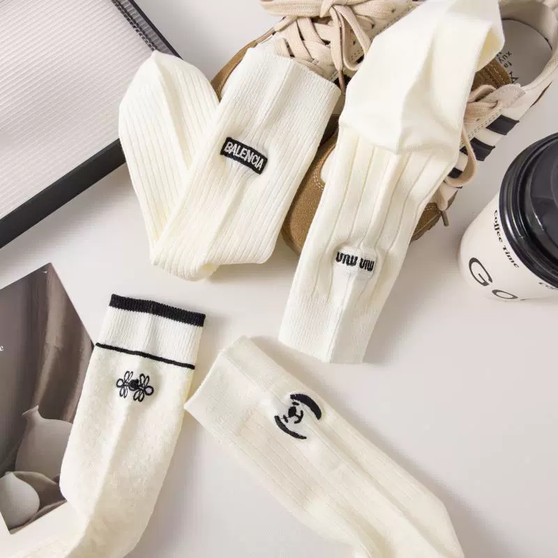Осенний новый стиль niu ветер дамы средние носки черно-белые минималистичные вышитые буквы женские чулки толстые полоски ins женские носки