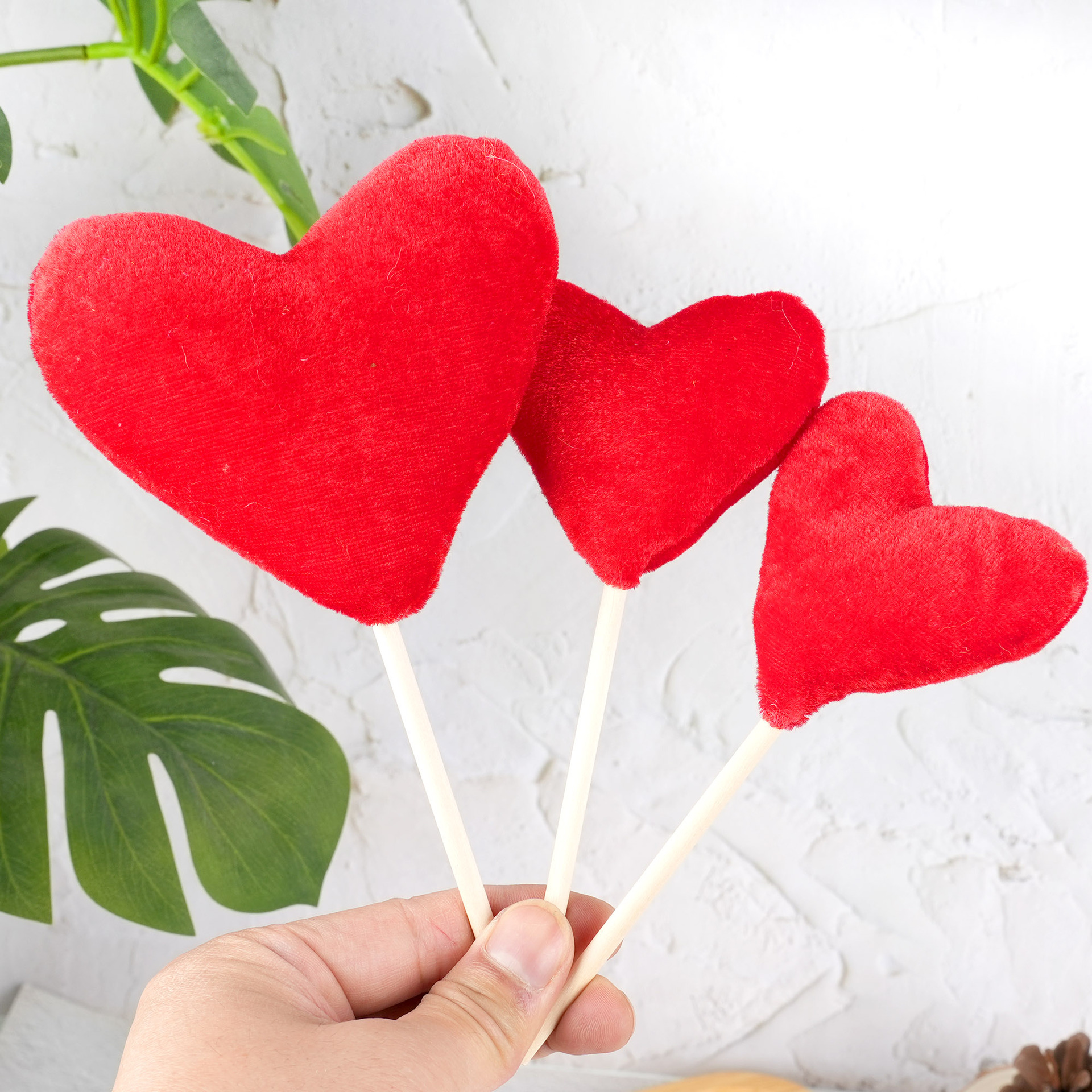 跨境新品丝绒爱心充棉装饰摆件亚马逊情人节热销木质底座桌面摆件