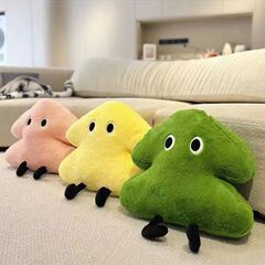 緑の小さい木の人形のソファーのクッションのぬいぐるみは枕の寝室のソファーのベッドの上のクッションのクリスマスツリーを抱いて彼女に送ります。