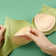 ステルスの厚い三角形の胸は桃のハート型の女性を貼って自分で胸をくっつけます。