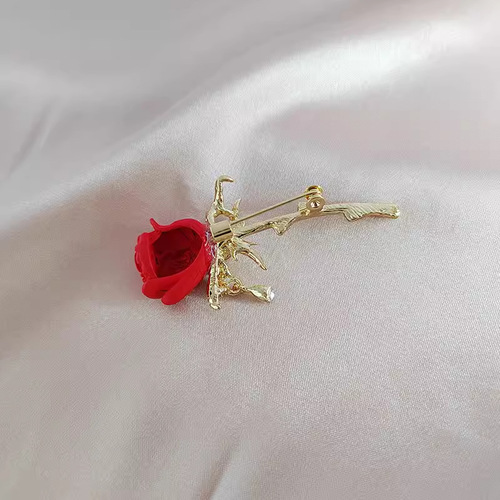 Platinum-plated gold and diamond-embellished tulip rose brooch, niche design, elegant fashion flower accessory, prevents exposure
