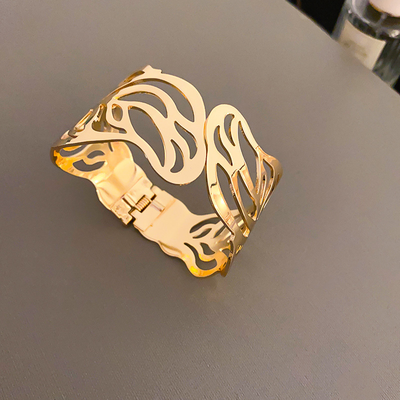 Europa y América plisada redonda abierta pulsera de metal estilo frío pulsera personalizada luz lujo alto sentido pulsera fábrica al por mayor