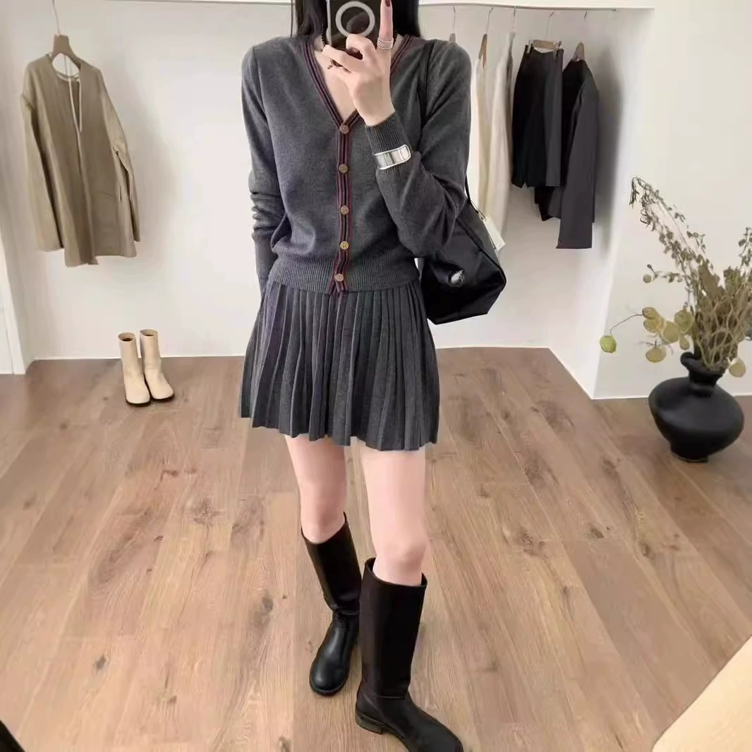 Элегантный комплект для миниатюрных женщин на раннюю осень: вязаный кардиган и юбка в корейском стиле, двухкомпонентный костюм, новинка 2025 года