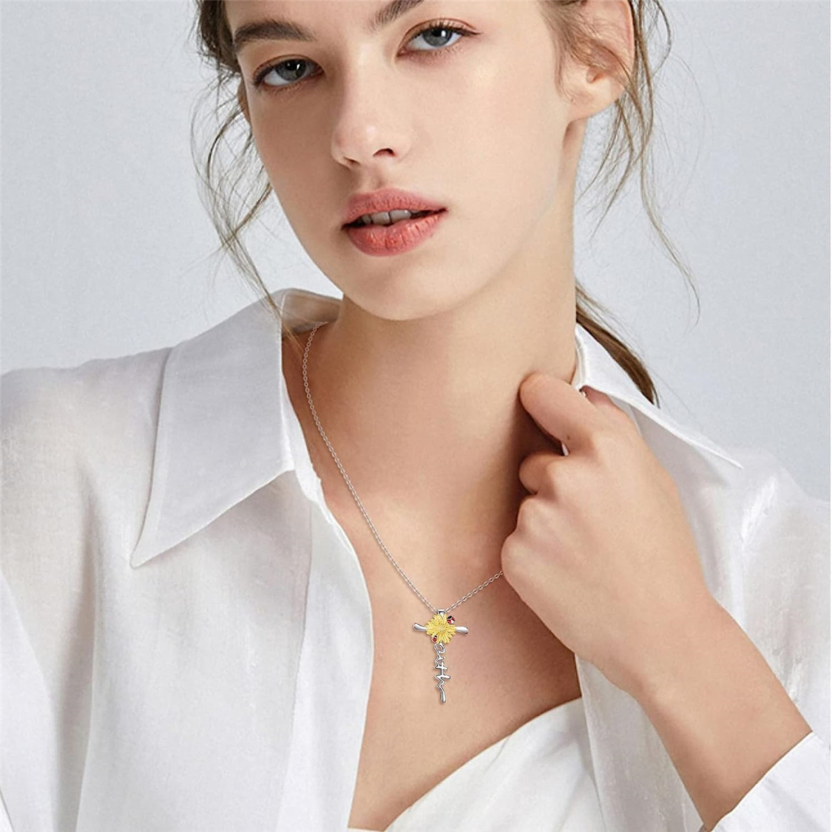 Collier pendentif croix tournesol coccinelle pour femme élégant_voghion.com