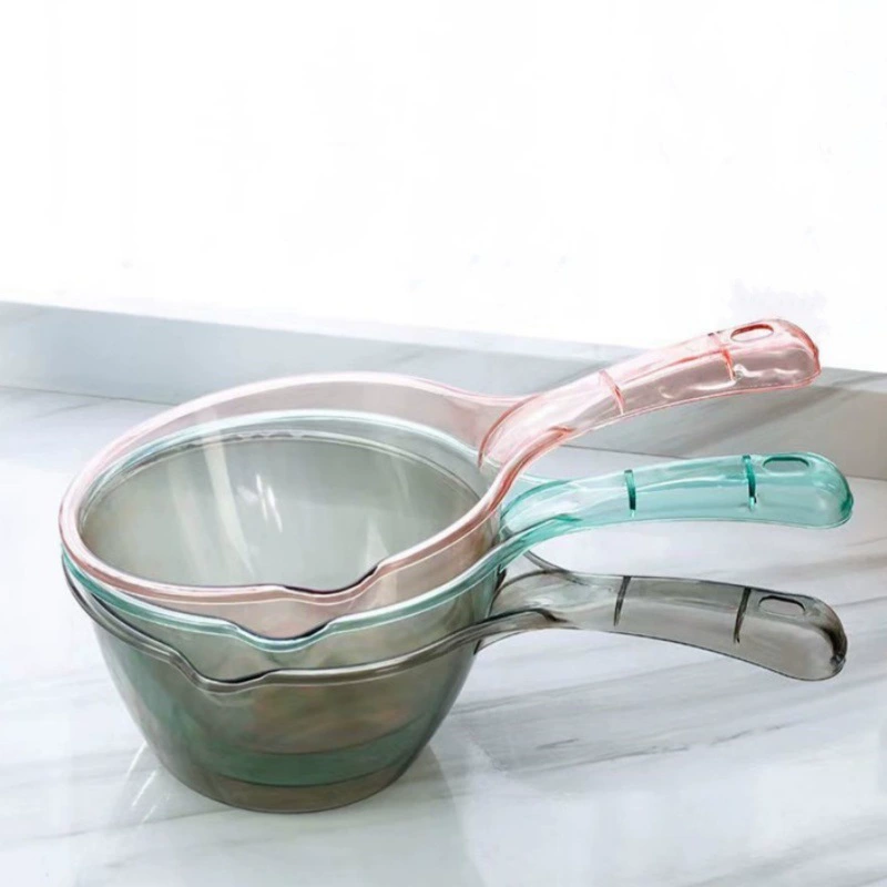 Домашняя кухня не сломана. Прозрачный водяной совок для приготовления пищи.