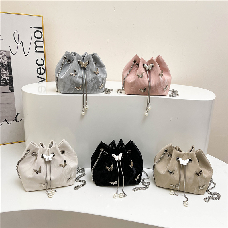 Otoño popular y simple 2024 tira la personalidad mariposa metálica nueva moda bolso de hombro bolso de mujer cadena mochila